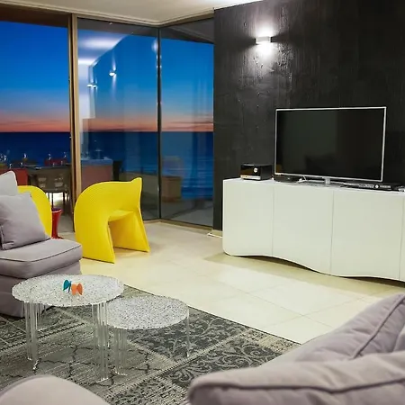 بيت للعطل Gloss *